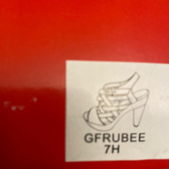 EUC! Guess brand. If you need a heel in the yellow family, this is it. - Picture 10 of 10